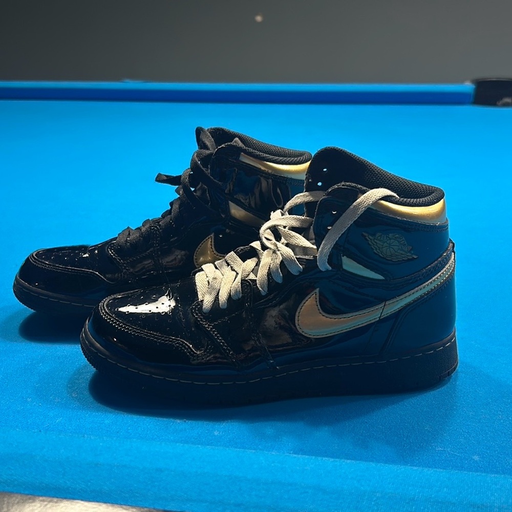 Retro Jordan 1 Black And Metallic Gold